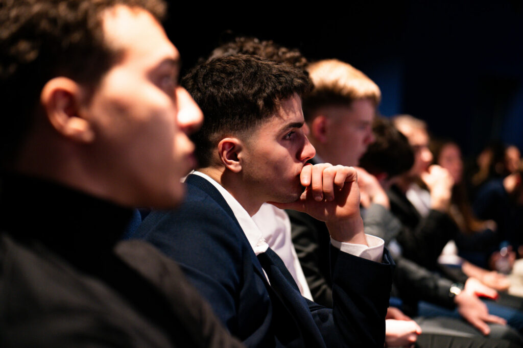 étudiants entrain d'écouter