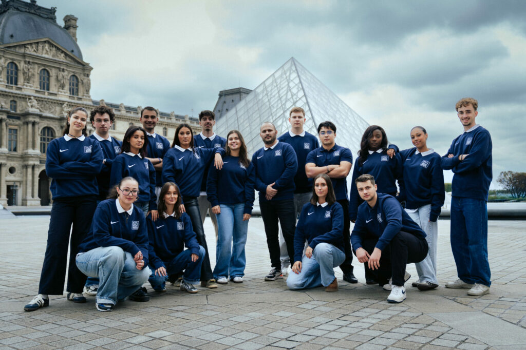 Etudiants de l'ISG sur le campus de Paris, sur le parvis du Louvre.