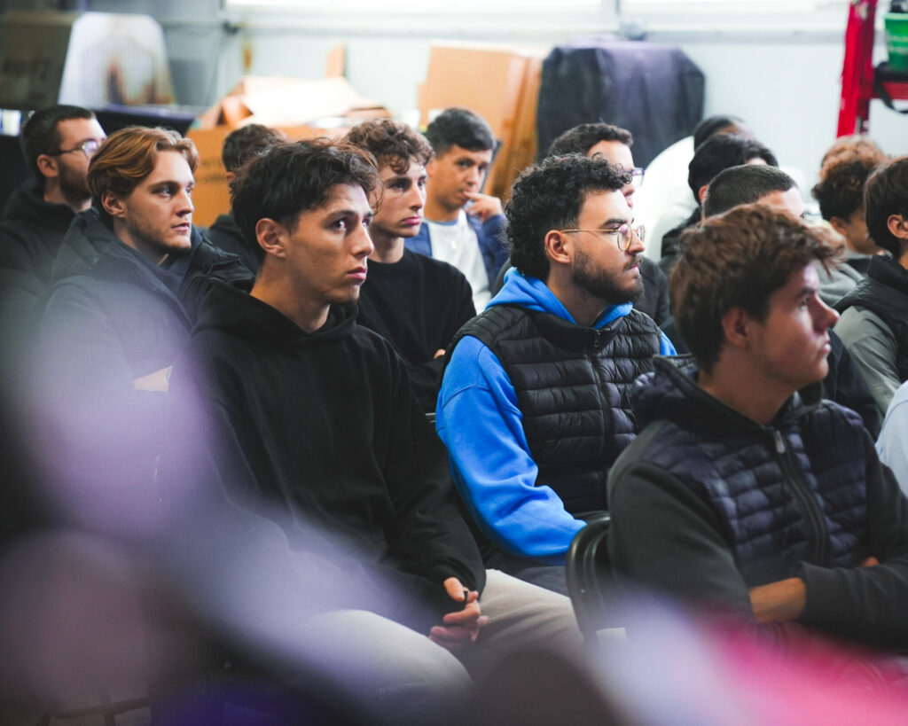 Etudiants assis dans les coulisses de la team gsm