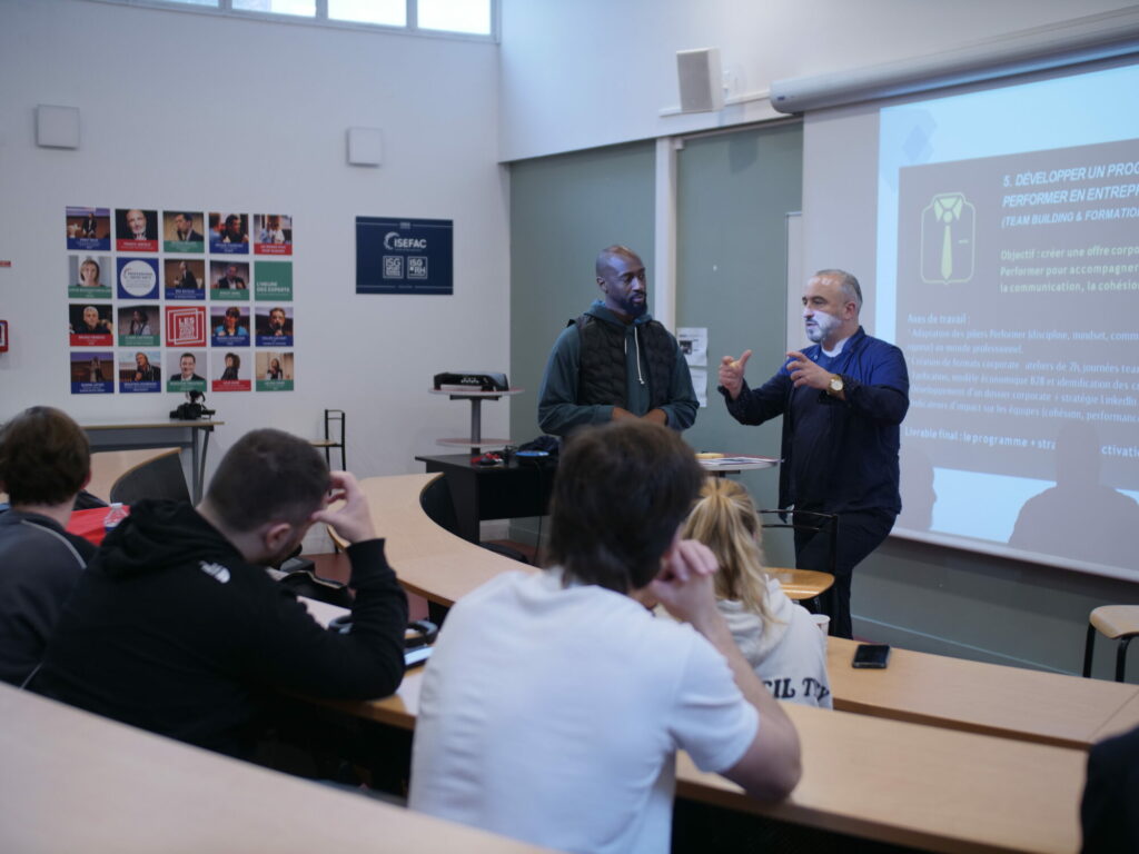 échanges avec coach mamad pendant la conférencen