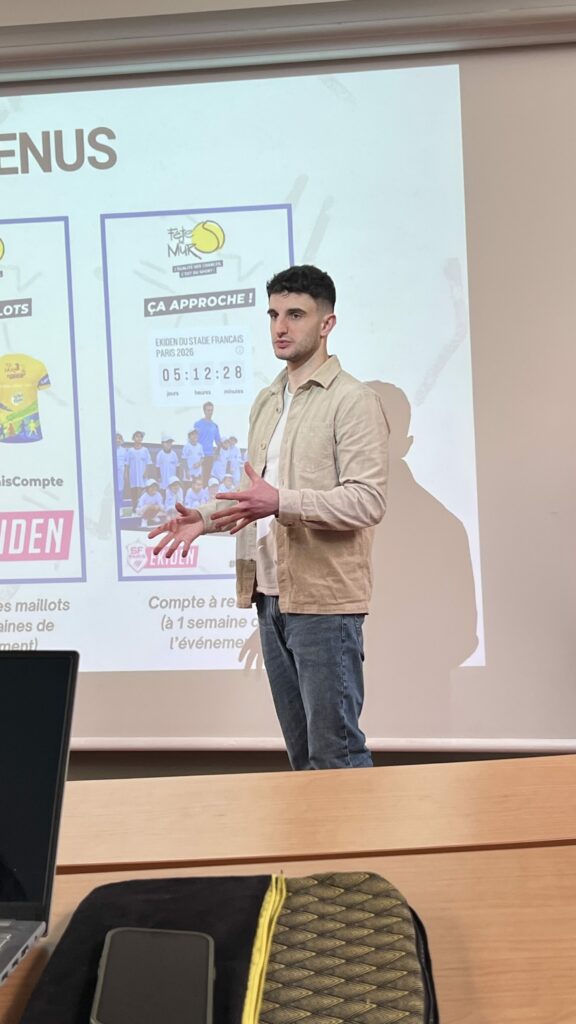 Etudiant en présentation devant le client.