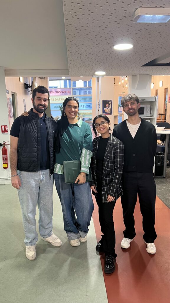 Equipe d'étudiants après leur présentation devant le jruy.