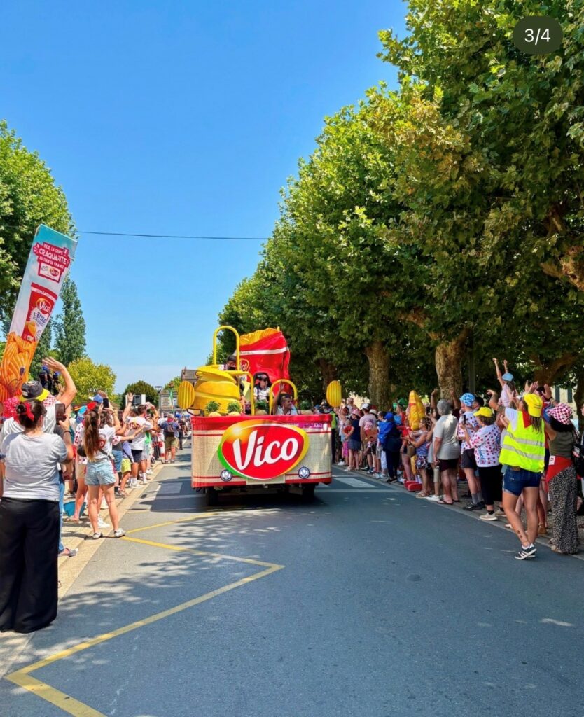 Véhicule Vico traversant la foule sur les routes du Tour de France