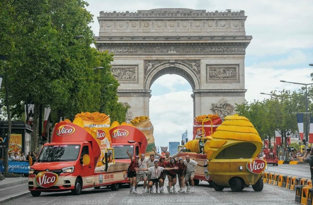 Équipe de la caravane Vico devant l’Arc de Triomphe