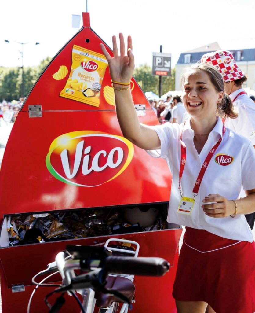 Distribution de paquets Vico aux spectateurs du Tour de France